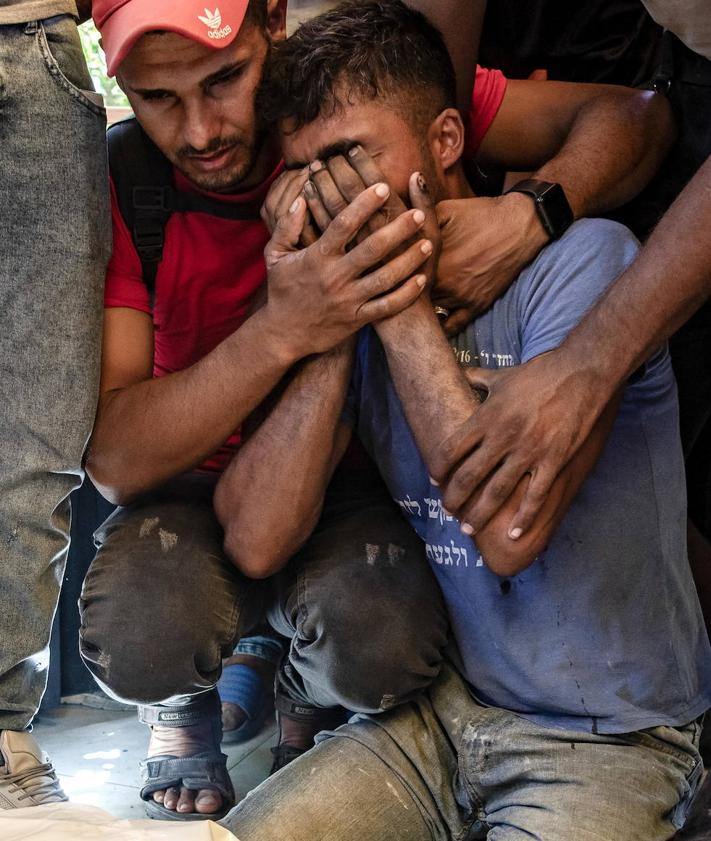 Imagen secundaria 2 - Israel golpeó Al Mawasi, donde este martes se sucedían las escenas de dolor. 