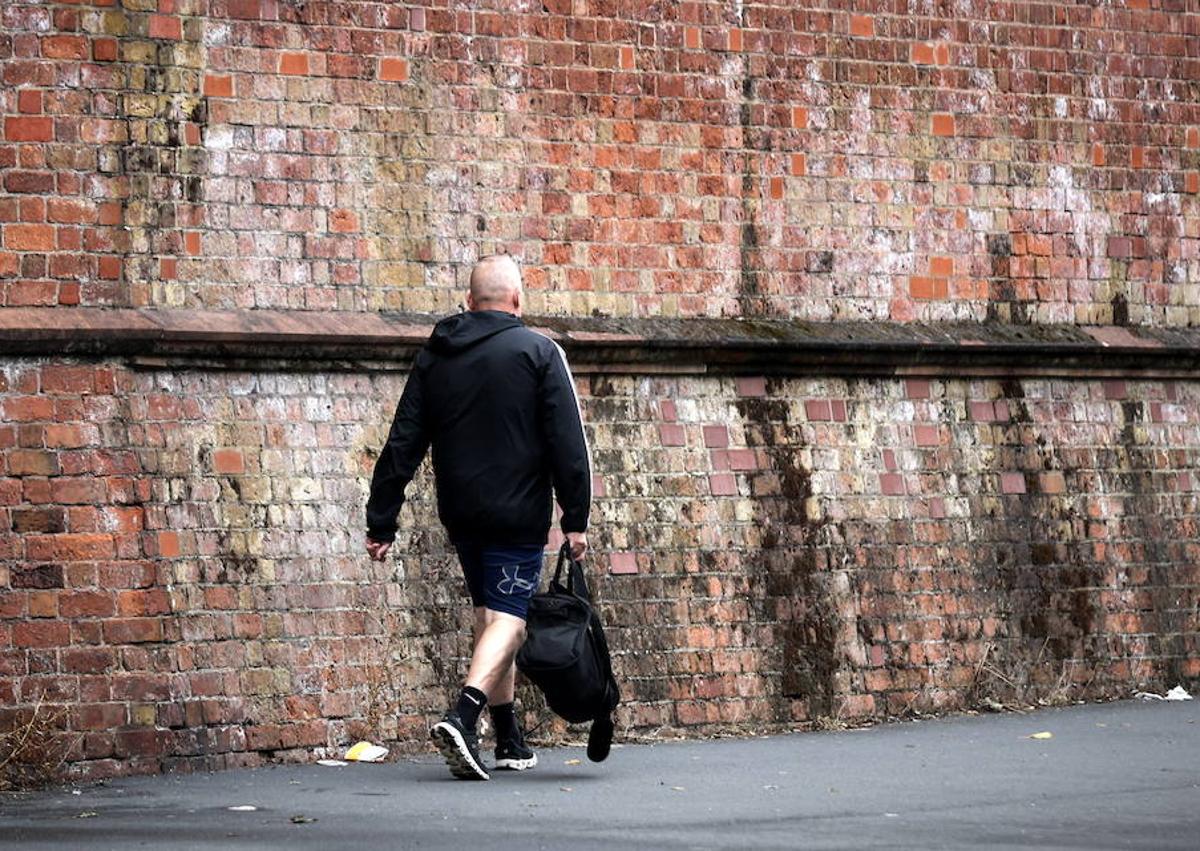 Imagen secundaria 1 - Un preso celebra su liberación con champán en Nottingham; una persona con una bolsa pasa por delante de la prisión de Liverpool; Connar Shaw, uno de los liberados. 