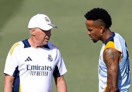 Carlo Ancelotti habla con Éder Militao durante un entrenamiento del Real Madrid.