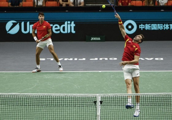 Carlos Alcaraz y Marcel Granollers, este miércoles durante su partido ante la pareja de la República Checa.