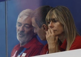 Begoña Gómez y Pedro Sánchez en un partido de la selección femenina de waterpolo en los Juegos Olímpicos de París.