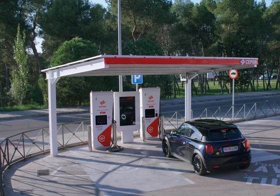 Cepsa pide acelerar el despliegue de puntos de recarga y advierte de la escasa adopción del coche eléctrico