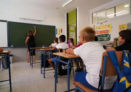 Una profesora da clase en un colegio de Málaga en el inicio de curso.