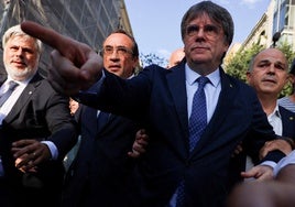 Puigdemont, flanqueado por Rull y Turull, en su fugaz aparición en Barcelona.