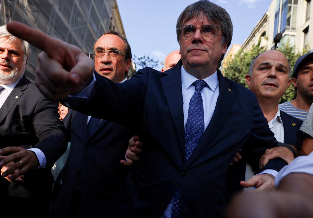 Puigdemont, flanqueado por Rull y Turull, en su fugaz aparición en Barcelona.