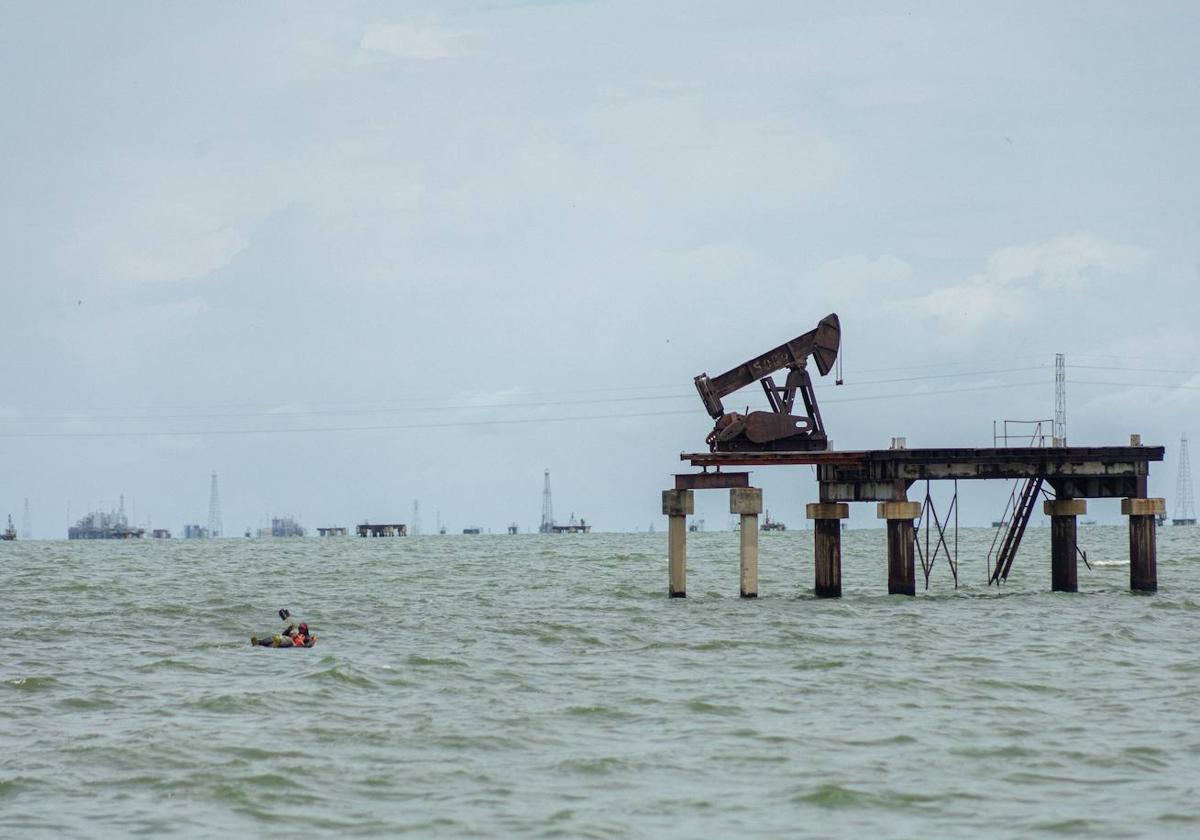 Vista de vieja infraestructura petrolera sobre la costa oriental del Lago de Maracaibo