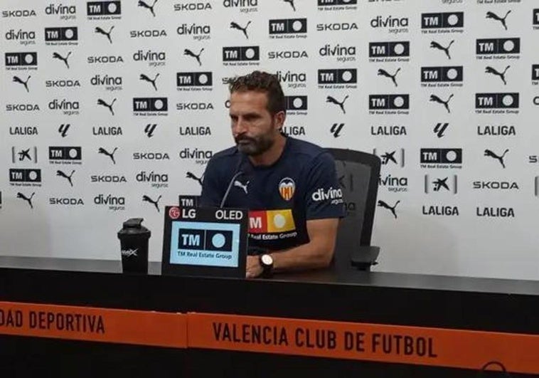 Rubén Baraja, esta mañana en rueda de prensa en la ciudad deportiva de Paterna.