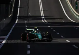 El Aston Martin de Fernando Alonso, durante los libres del viernes en Bakú.