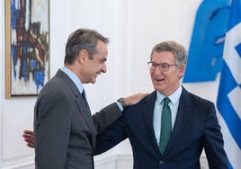 El presidente del Partido Popular, Alberto Núñez Feijóo se reúne con el primer ministro de Grecia, Kyriákos Mitsotákis este viernes en Atenas (Grecia).