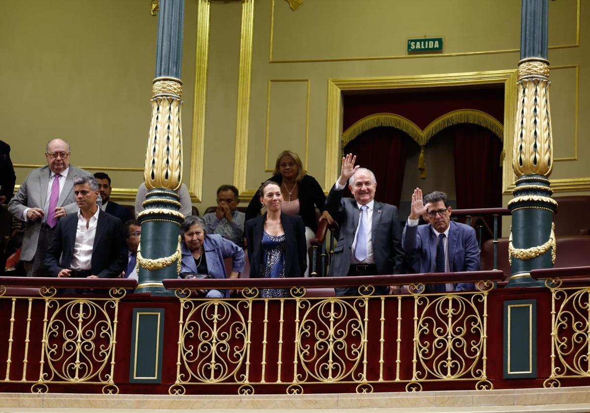 El ex alcalde de Caracas, Antonio Ledezma, y la hija de Edmundo gonzález, Carolina González.