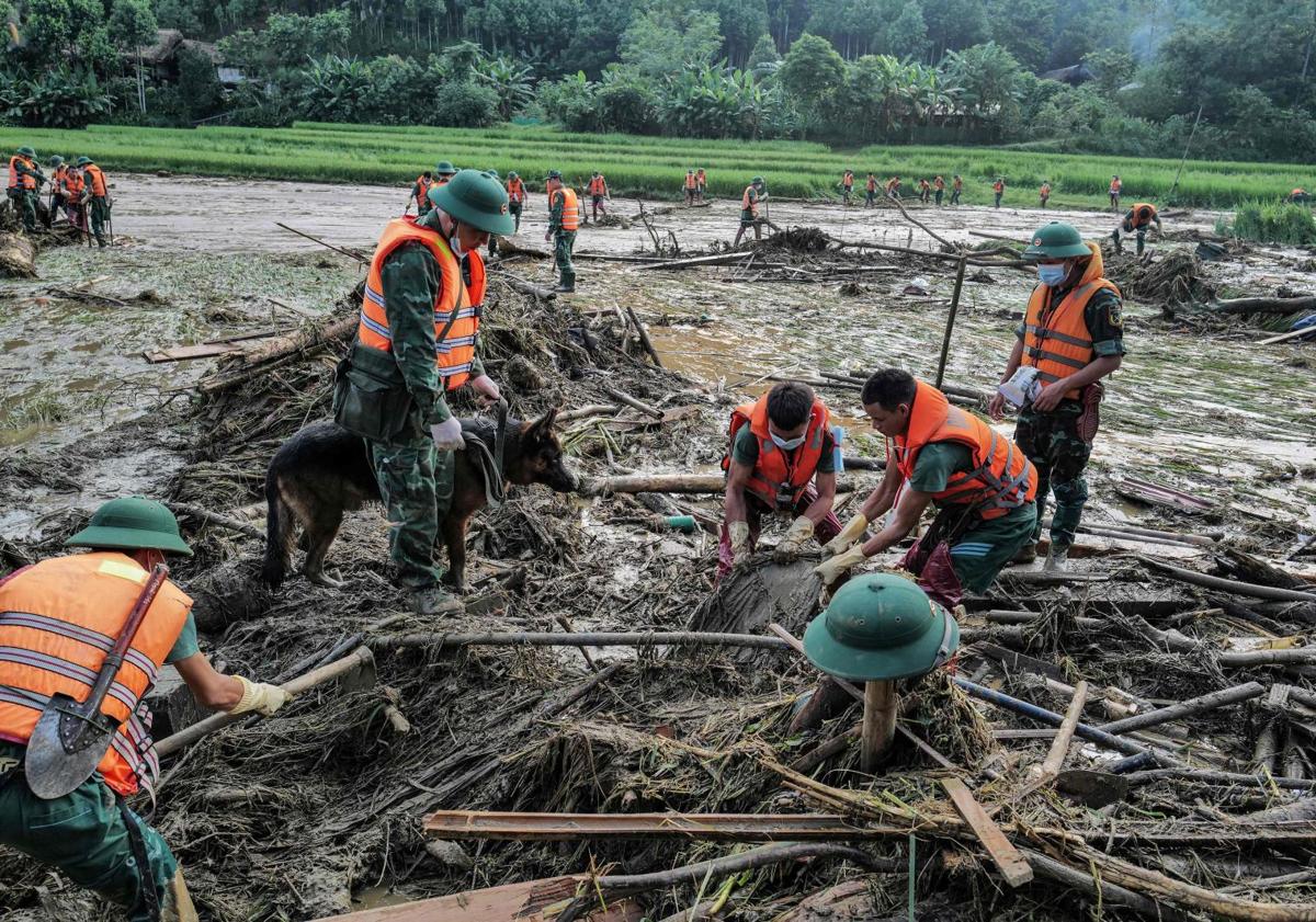 Imagen principal - Bomberos buscan los cuerpos del centenar de desaparecidos por el tifón, que ha causado también cuantiosos daños materiales y al patrimonio cultural de países como Tailandia.