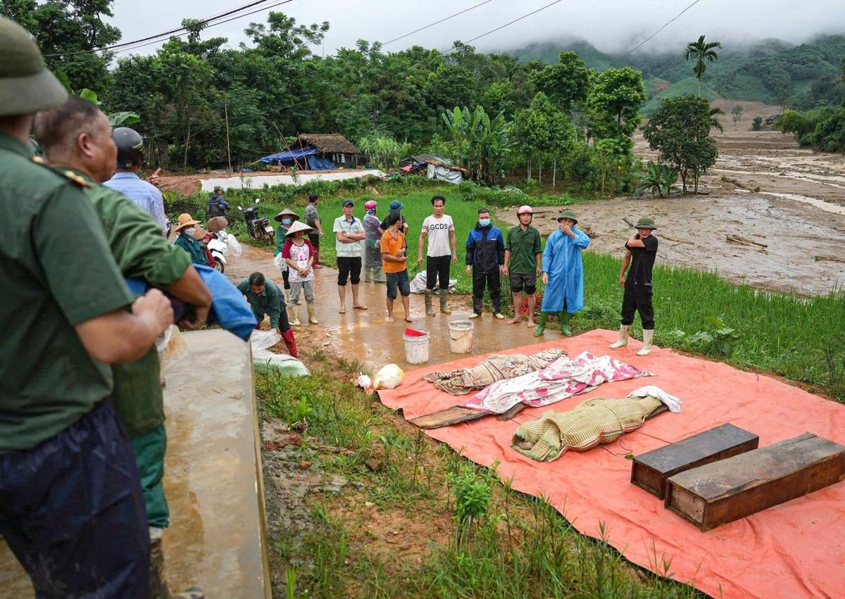 Imagen secundaria 1 - Bomberos buscan los cuerpos del centenar de desaparecidos por el tifón, que ha causado también cuantiosos daños materiales y al patrimonio cultural de países como Tailandia.