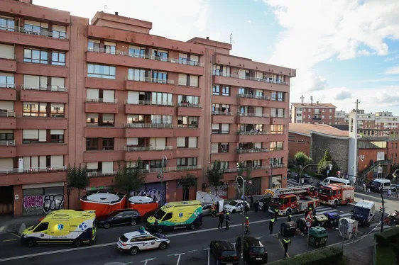 Muere el hombre que saltó de un cuarto piso tras acuchillar a sus padres en Bilbao