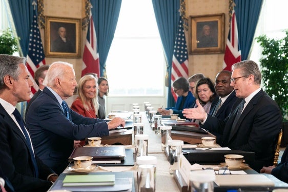 Biden y Starmer junto con sus correspondientes delegaciones en Washington.