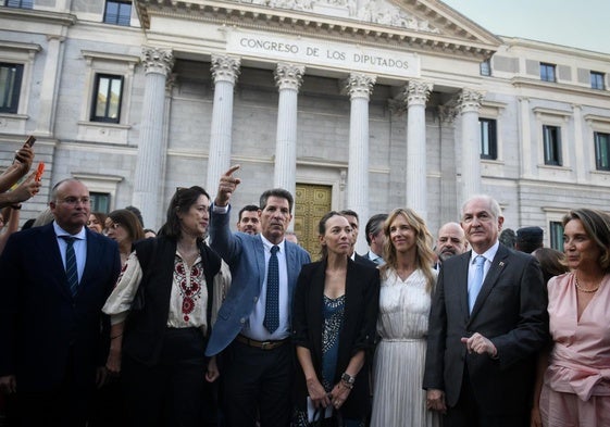 Miembros de la oposición venezolana y del PP durante una concentración frente al Congreso para reivindicar a Edmundo González presidente electo de Venezuela.