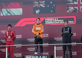 Oscar Piastri en el podio con el trofeo de campeón, seguido por Charle Leclerc en segundo lugar y George Russell en tercero