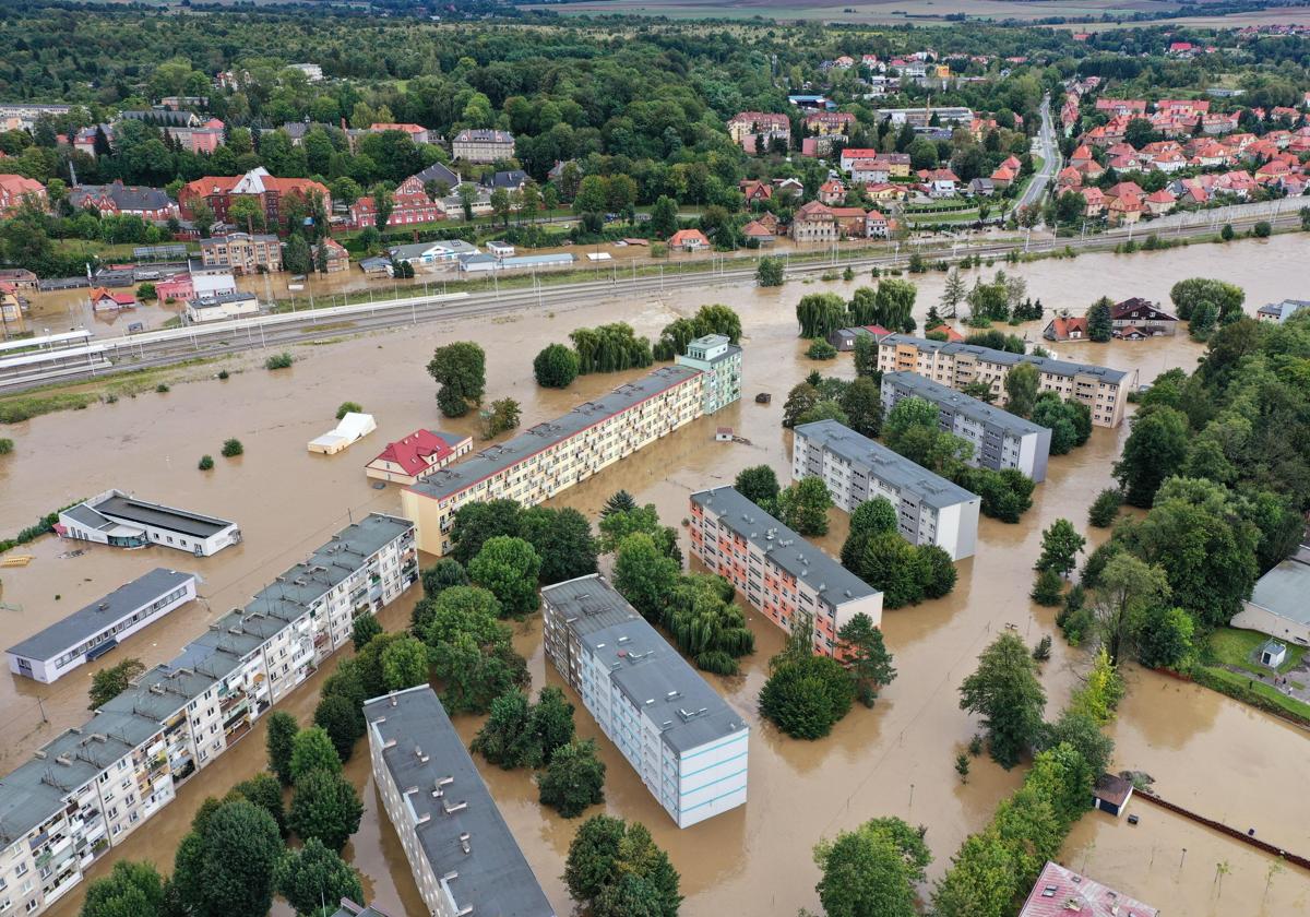 El agua anegó en gran parte el municipio polaco de Klodzko tras el desbordamiento de los ríos de la región.