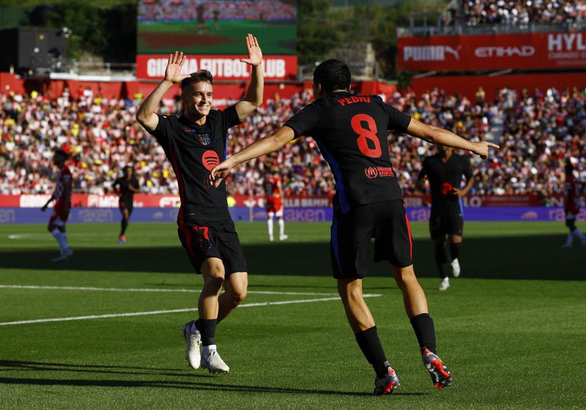 Marc Casadó y Pedri festejan el gol que fabricaron ante el Girona.