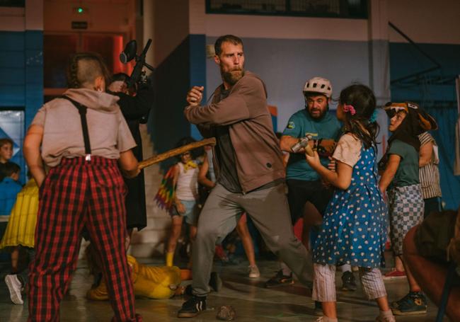 Tomás, en plena pelea con unos niños.