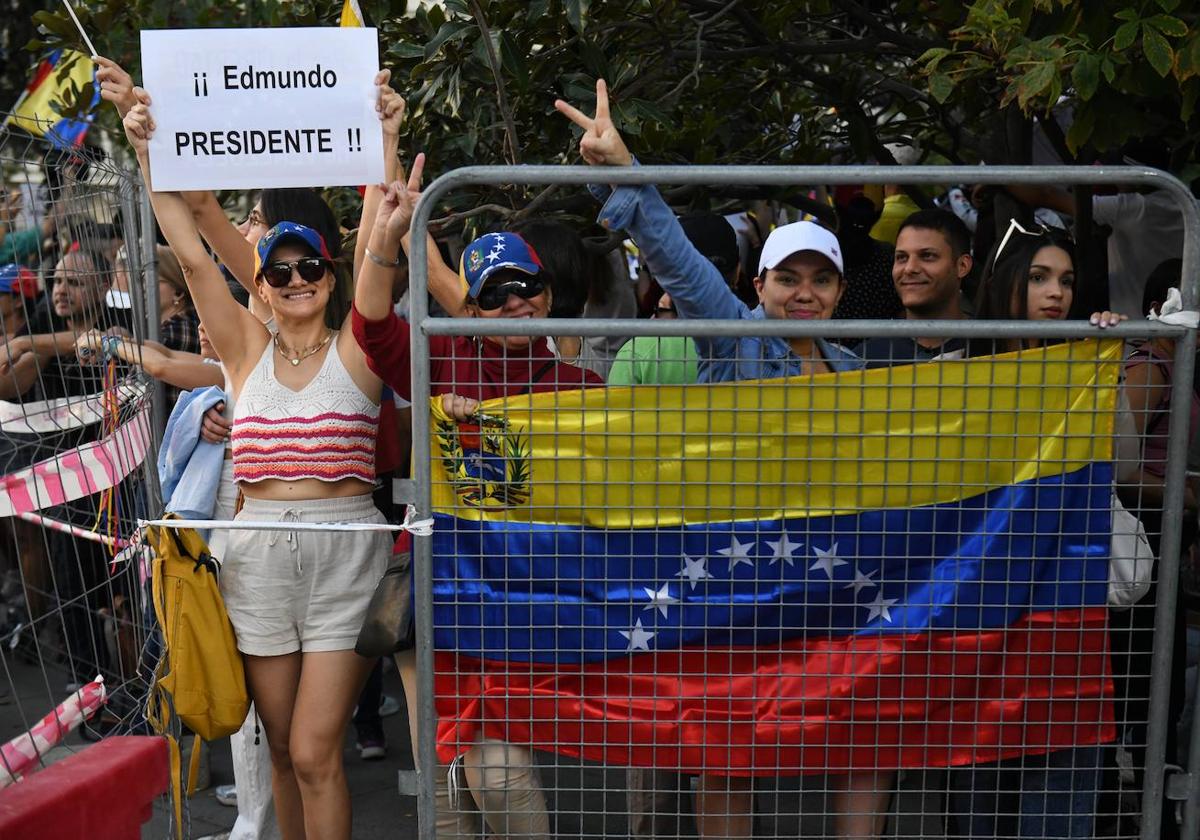 Concentración de venezolanos frente al Congreso para reivindicar a Edmundo González presidente electo