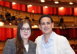 La directora de orquesta Ana María Patiño-Osorio y el tenor Juan Diego Flórez, en el Teatro Real.