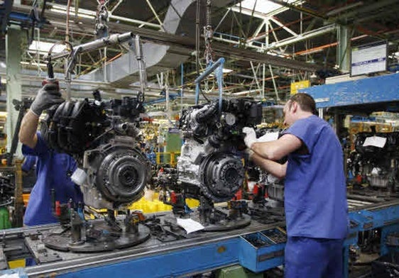 Dos trabajadores de una fábrica.