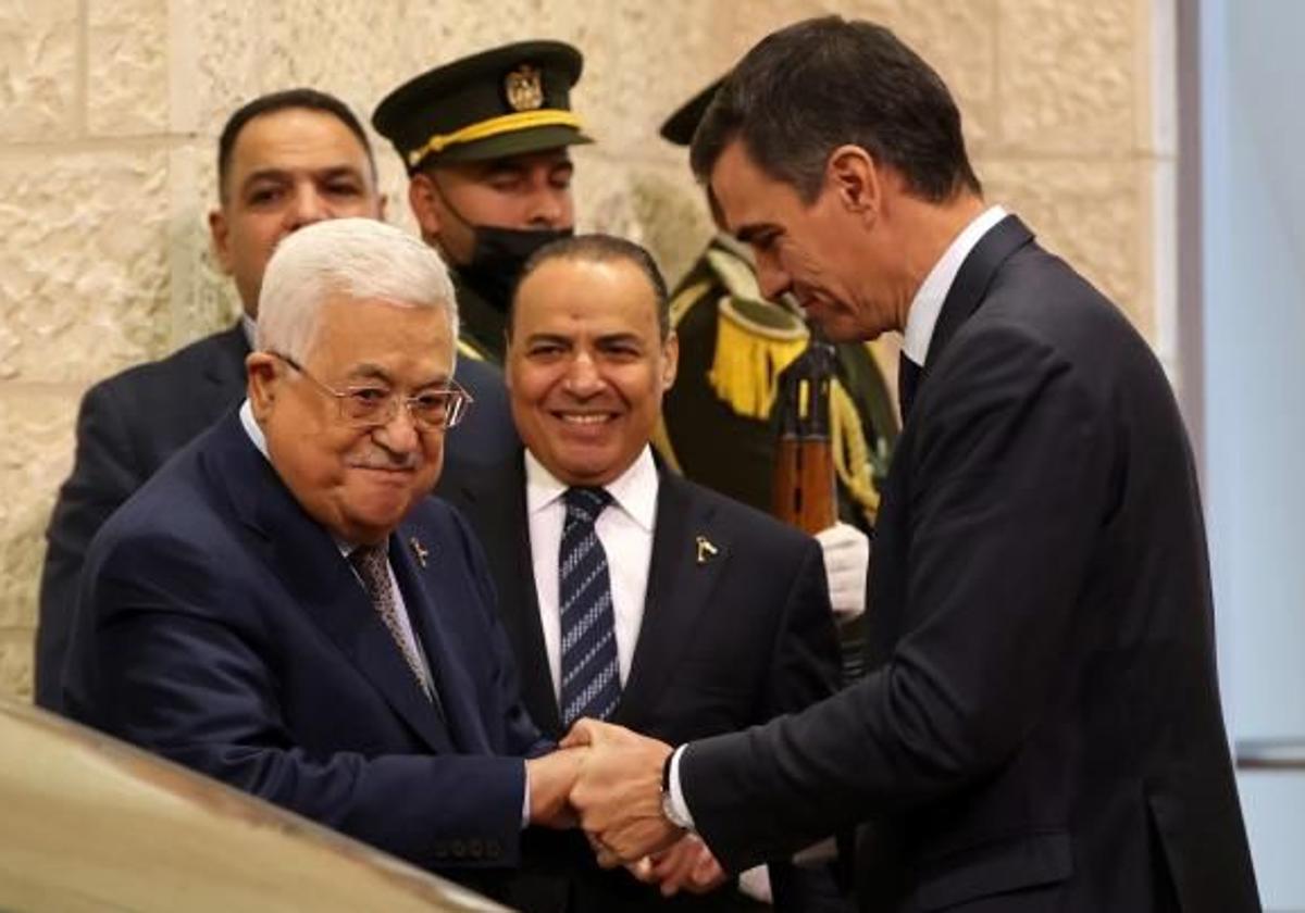 Mahmoud Abbas recibe a Pedro Sánchez en Ramallah en noviembre de 2023.