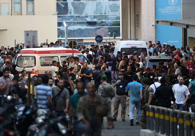 Una ambulancia traslada a heridos en el centro de Beirut.