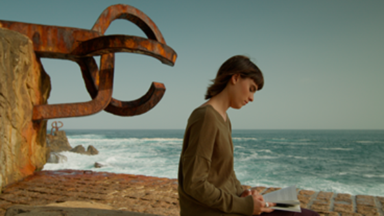 Jone Laspiur en el Peine del Viento en una imagen del documental.