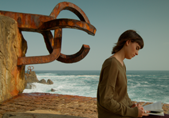 Jone Laspiur en el Peine del Viento en una imagen del documental.