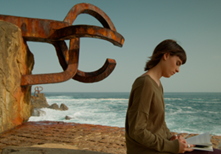 Jone Laspiur en el Peine del Viento en una imagen del documental.