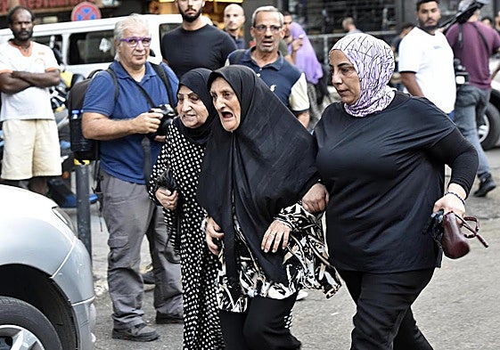 Familiares de los muertos por la explosión de los 'buscas' en Líbano.