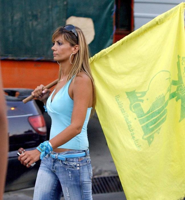 Una joven libanesa porta una bandera de Hezbolá en un acto político en Beirut organizado en 2008.