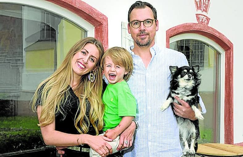 Laurent posa con sus padres y su mascota.