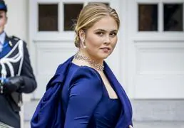 Amalia de Holanda brilla como nunca con un espectacular vestido y collar de diamantes