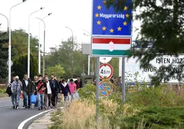 Un grupo de migrantes cruzan la frontera entre Hungría y Austria.