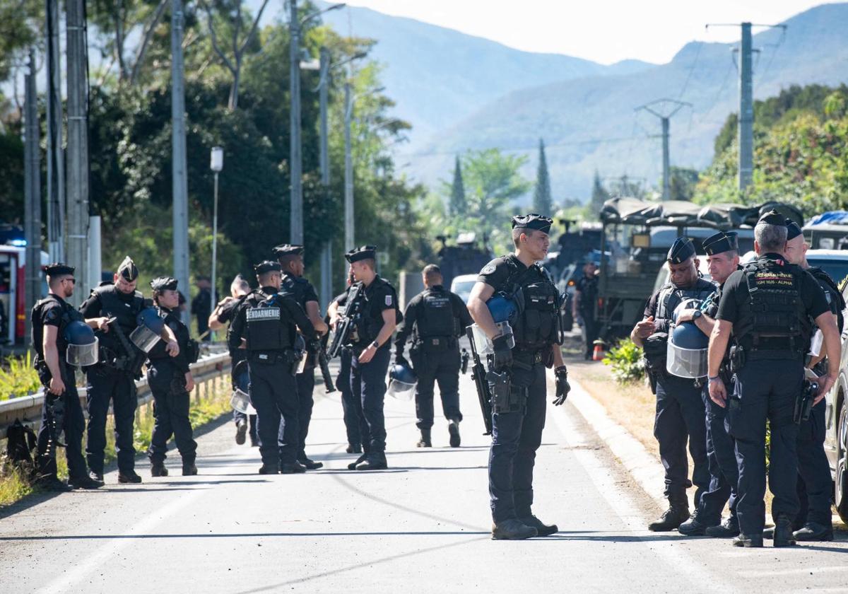 Gendarmes bloquean este jueves una carretera en Mont-Dore, en el territorio francés de Nueva Caledonia.