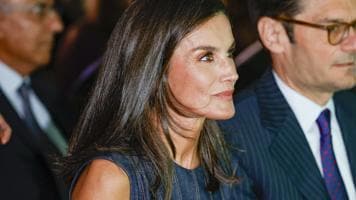 La reina Letizia desafía la lluvia y entrega los Premios Retina Eco 2024 con un precioso vestido vaquero de Carolina Herrera