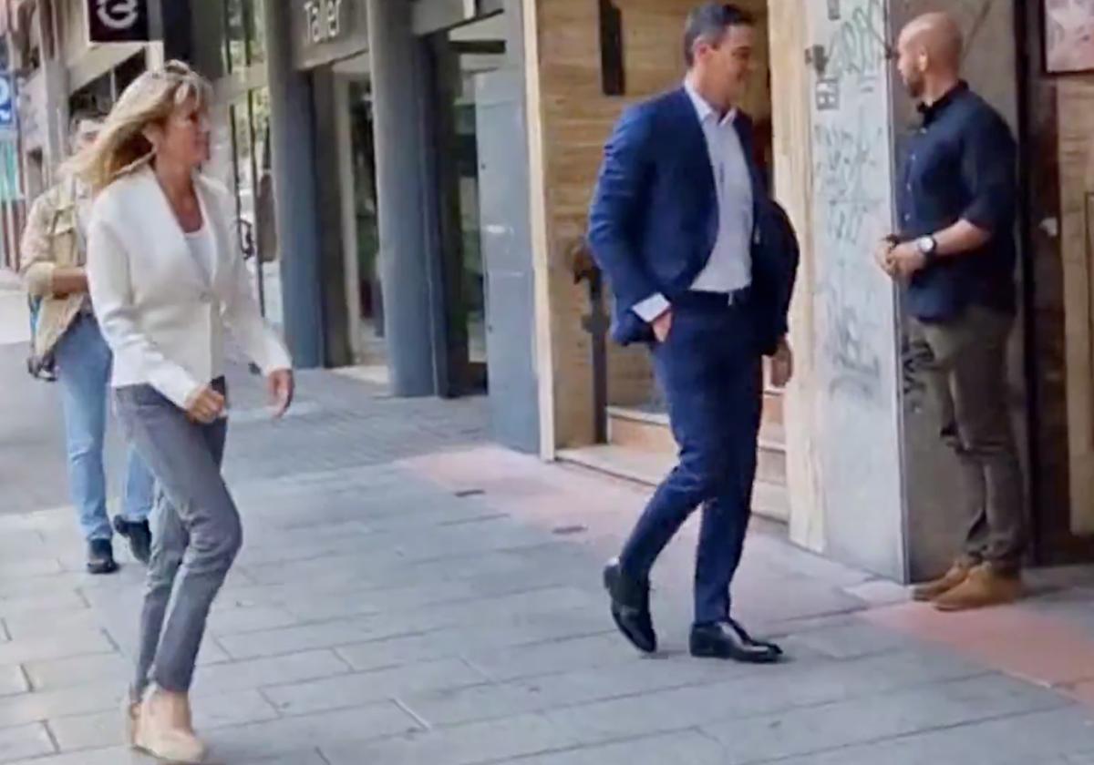 Sanchez y Begoña Gómez entrando a un cine el pasado miércoles en Madrid.