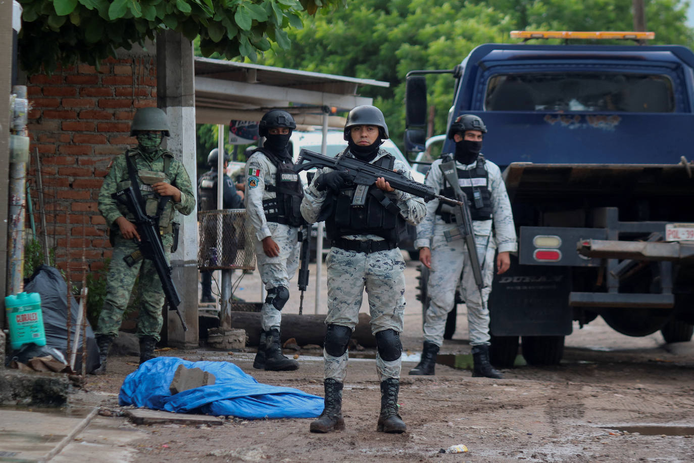 Fuerzas de seguridad mexicanas en la escena de un crimen en Culiacán, capital del Estado de Sinaloa.