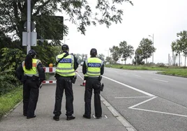 Policías vigilan la frontera de Alemania con Francia tras el restablecimiento de los controles a mediados de septiembre.