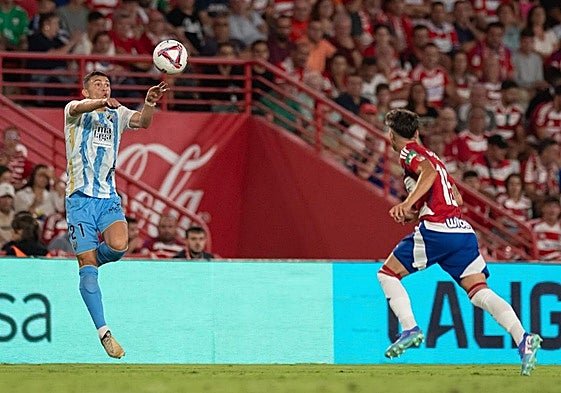 El Málaga ahonda en la crisis del Granada empatando en Los Cármenes