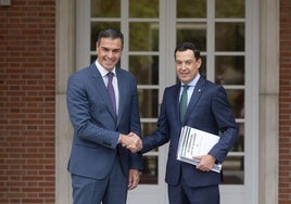 El presidente del Gobierno, Pedro Sánchez, junto al presidente de Andalucía, Juanma Moreno.