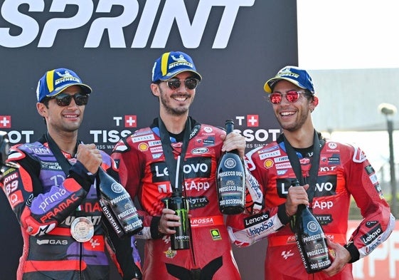 Francesco Bagnaia, en el centro de la imagen, junto a Jorge Martín y Enea Bastianini