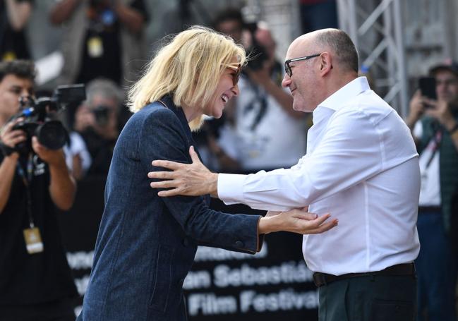 El director del Zinemaldia, José Luis Rebordinos, recibe a Cate Blanchett.