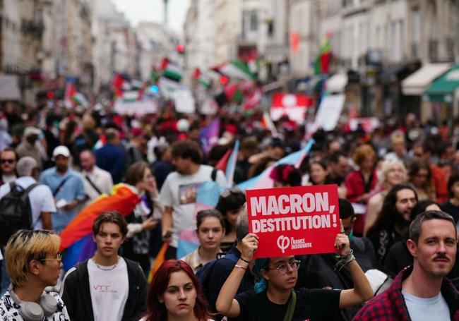 Una nueva manifestación contra Macron y Barnier ha recorrido este sábado París.