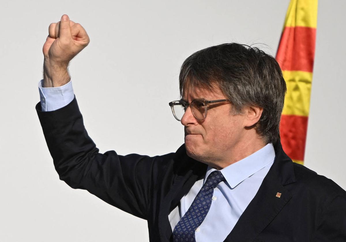 El expresident catalán, puño en alto el 8 de agosto durante su fugaz retorno a Barcelona para intentar reventar la investidura de Illa.