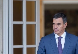 El presidente del Gobierno, Pedro Sánchez, tras recibir al presidente de la Xunta de Galicia, en el Complejo de La Moncloa este viernes