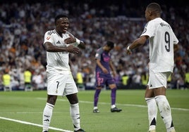 Vinicius celebra uno de los goles del Madrid ante el Espanyol junto a Mbappé