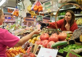 Una mujer hace la compra en un mercado de Madrid.